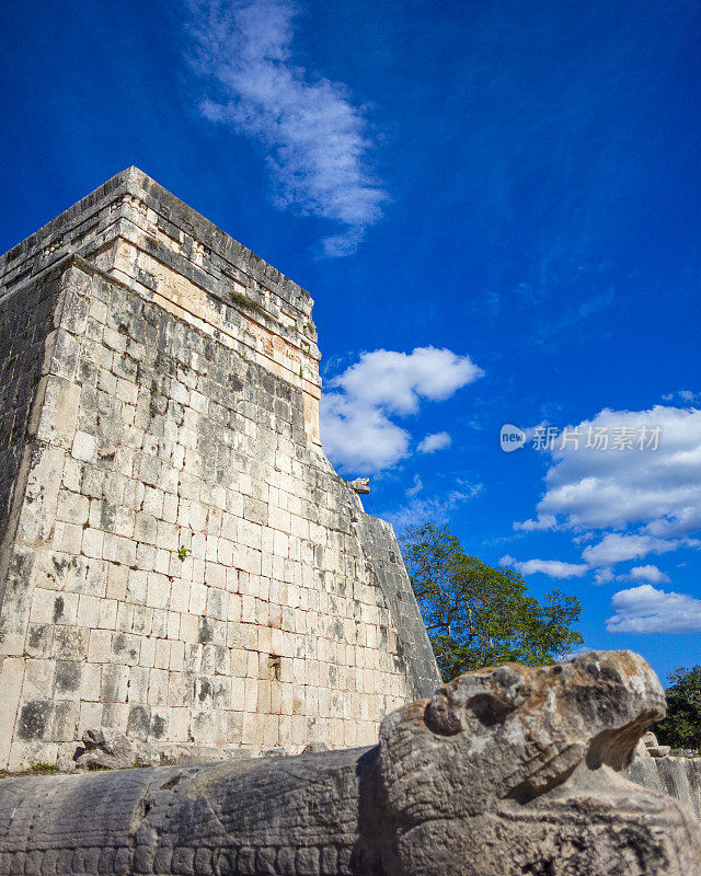 奇琴伊察(Chichen Itza)美洲虎神庙的美丽建筑，这座前哥伦布时代的城市位于墨西哥的尤卡坦州。